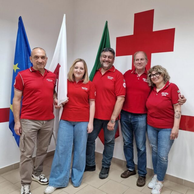 🔴 Un nuovo capitolo per il nostro Comitato: il Consiglio Direttivo ha prestato giuramento!
🤩 Ieri sera si è svolta un'emozionante cerimonia, un momento di fondamentale importanza per il nostro territorio che segna l'inizio ufficiale del nuovo mandato!
🔴 Il Presidente Francesco Serafini, la Vice-Presidente Elena Mesce e i Consiglieri eletti Riccardo Conti, Carlo Andrea Bollino e Camilla Bizzerri hanno giurato fedeltà ai Sette Principi Fondamentali della Croce Rossa, assumendo formalmente la guida del Comitato e garantendo il loro impegno a proteggere e diffondere i valori che guidano ogni nostra azione, ogni giorno!
💪 Il Consiglio è già al lavoro con entusiasmo, dedizione e responsabilità per affrontare le sfide future, uniti da un unico grande obiettivo: essere sempre più vicini alle persone vulnerabili e alla nostra comunità.
👏 A Francesco, Elena, Riccardo, Carlo Andrea e Camilla va il nostro più grande augurio di buon lavoro.
7️⃣ Guidati dai Sette Principi Fondamentali, sempre in prima linea!
#CroceRossaItaliana #cricittadicastello #UnItaliaCheAiuta #NuovoConsiglio #Giuramento