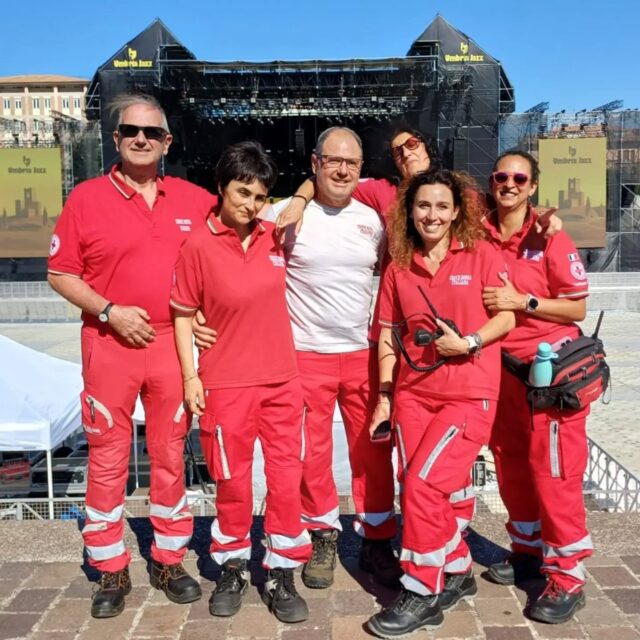 "Il volontariato è l'energia che muove il mondo senza chiedere nulla in cambio, se non un sorriso."
Noi ci siamo: sempre, ovunque e per chiunque.
Unisciti anche tu alla Croce Rossa: insieme possiamo fare la differenza, stringere la mano a chi ha bisogno e accendere un sorriso nei cuori delle persone!
#CroceRossa #crocerossaitaliana #cricittadicastello #ovunqueperchiunque #inpiuciseitu