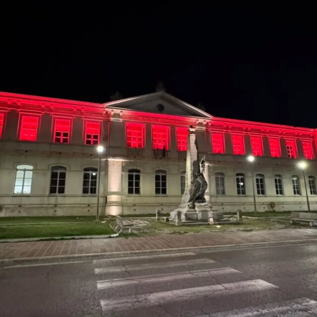 Ieri sera #cittadicastello e #umbertide hanno aderito alla campagna di Croce Rossa e ANCI #nuclearexperience e si sono tinte di rosso ๐ฅ per accendere i riflettori su un tema molto importante: le gravi conseguenze umanitarie e ambientali che l'uso delle armi nucleari comporterebbe.
In occasione della Giornata Internazionale per l'eliminazione delle armi nucleari, questo gesto simbolico vuole essere un forte richiamo alla responsabilitร collettiva per il bene di tutti!
#crocerossaitaliana ribadisce l'importanza di promuovere una cultura di pace e di disarmo. Proteggere la vita e l'ambiente significa impegnarsi, ogni giorno, per un mondo libero dalla paura del nucleare.
#cricittadicastello